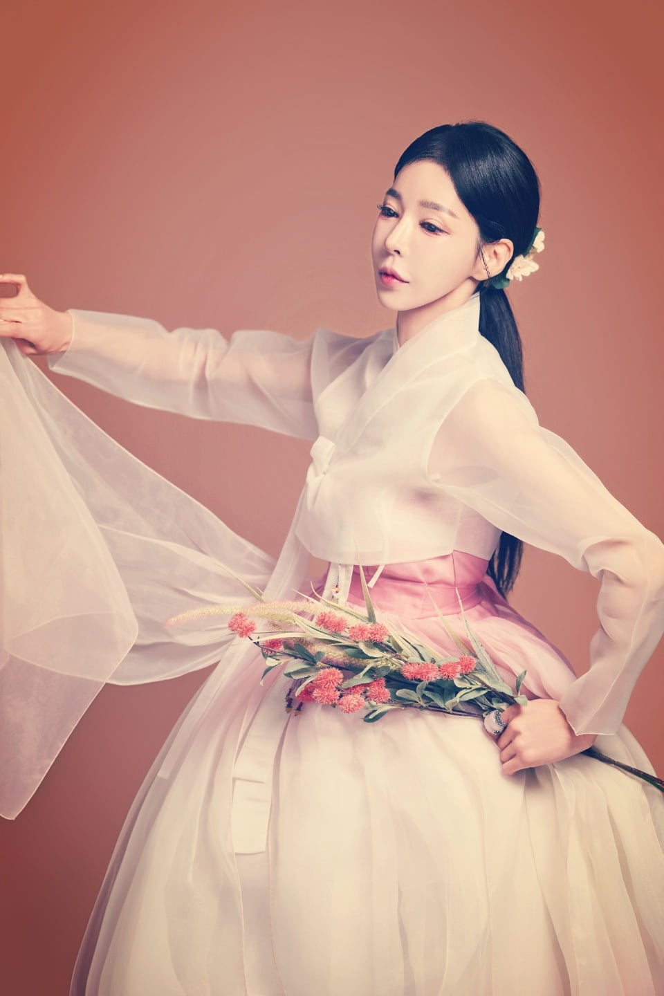 노란 수영복에 섹시한 몸매 어필하는 존예 처자