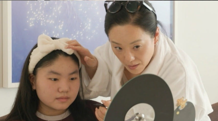 노란 수영복에 섹시한 몸매 어필하는 존예 처자