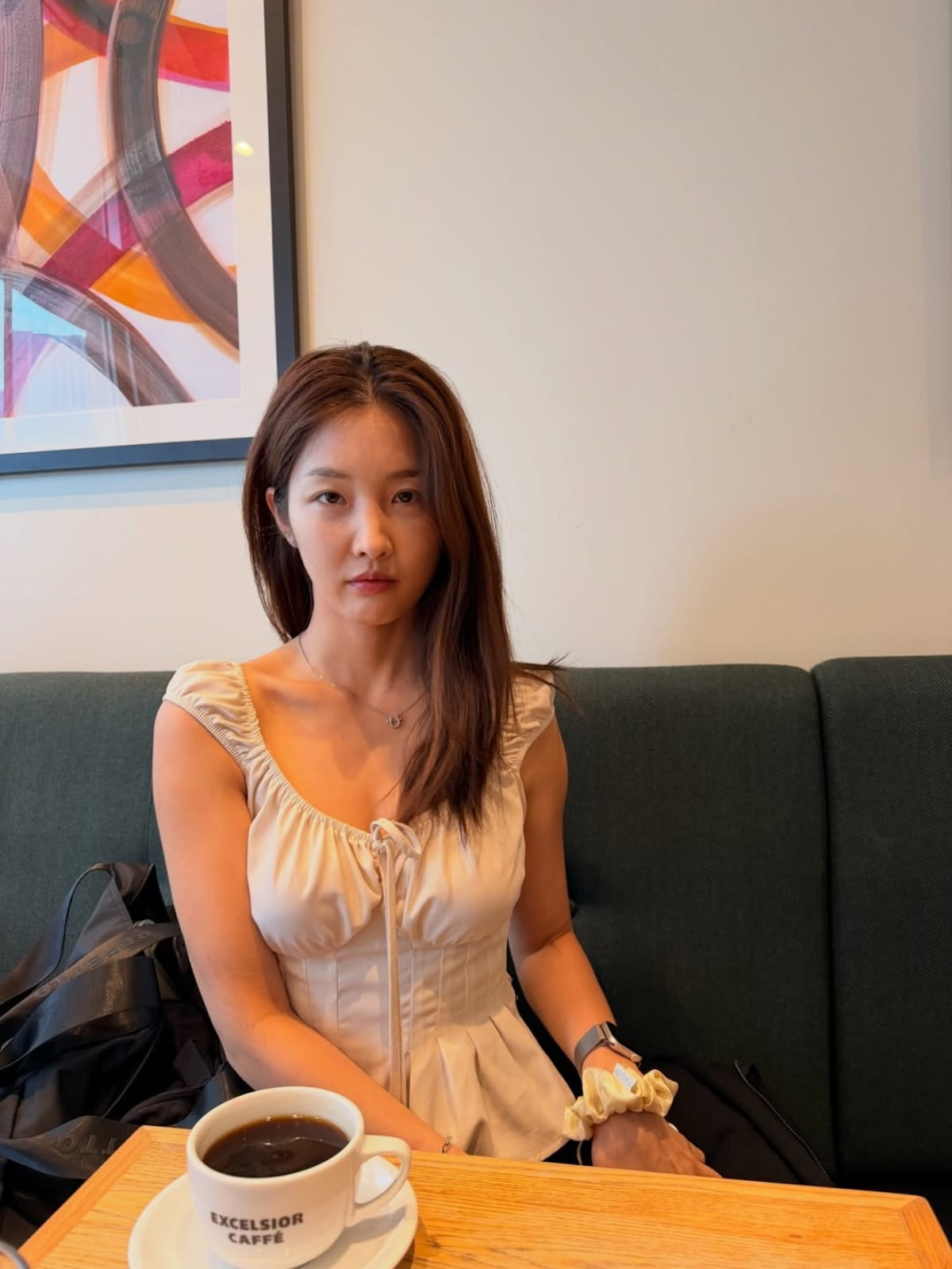 노란 수영복에 섹시한 몸매 어필하는 존예 처자