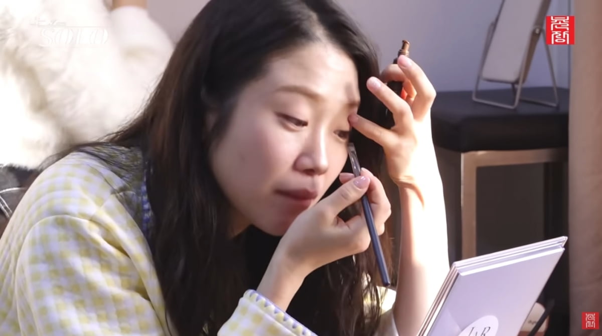 노란 수영복에 섹시한 몸매 어필하는 존예 처자