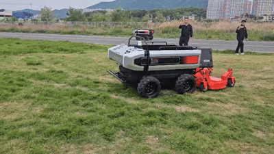 대동모빌리티 자율주행 운반로봇 RT100이 잔디 제초 작업을 하고 있다. RT100 뒤에 붙은 모듈을 바꿔달면 방제 작업, 운반 작업 등 다양한 기능 수행이 가능하다.(영상=김영환 기자)