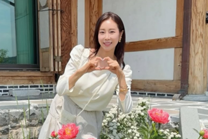 노란 수영복에 섹시한 몸매 어필하는 존예 처자
