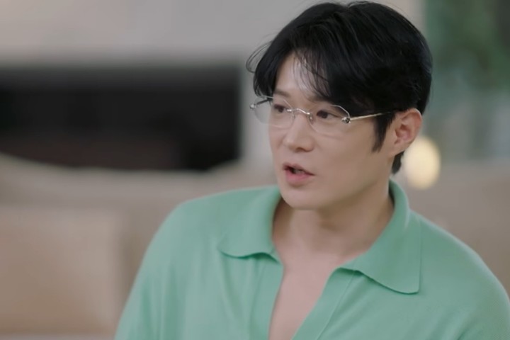 노란 수영복에 섹시한 몸매 어필하는 존예 처자