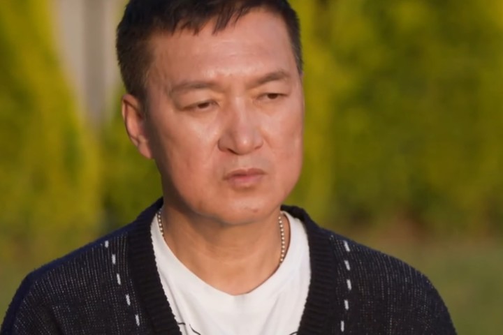 노란 수영복에 섹시한 몸매 어필하는 존예 처자