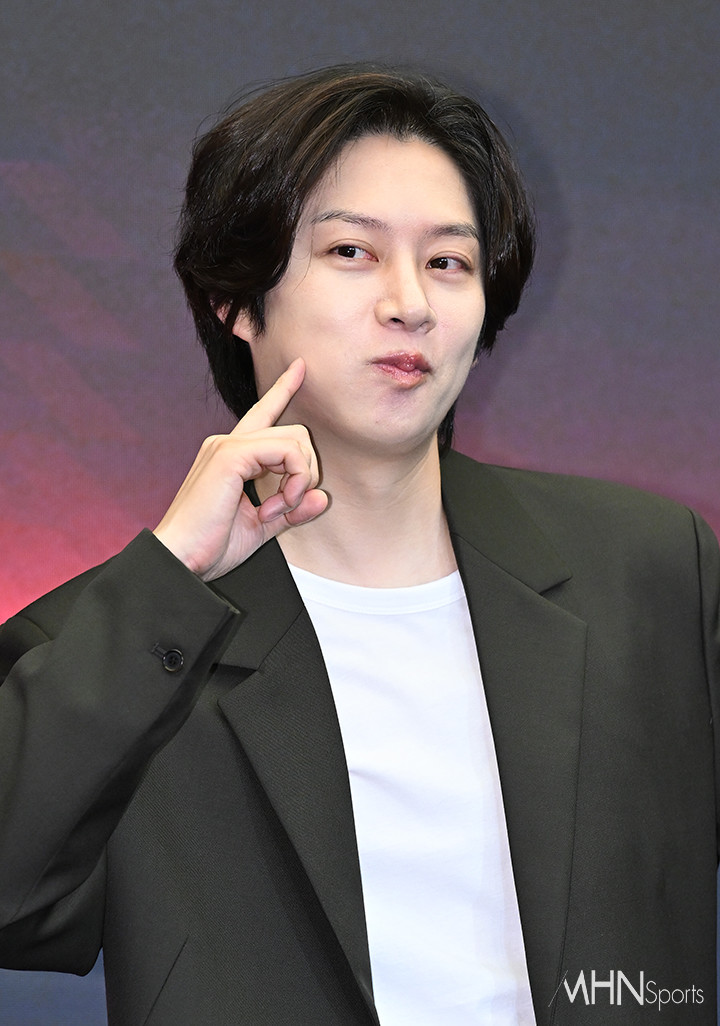 노란 수영복에 섹시한 몸매 어필하는 존예 처자