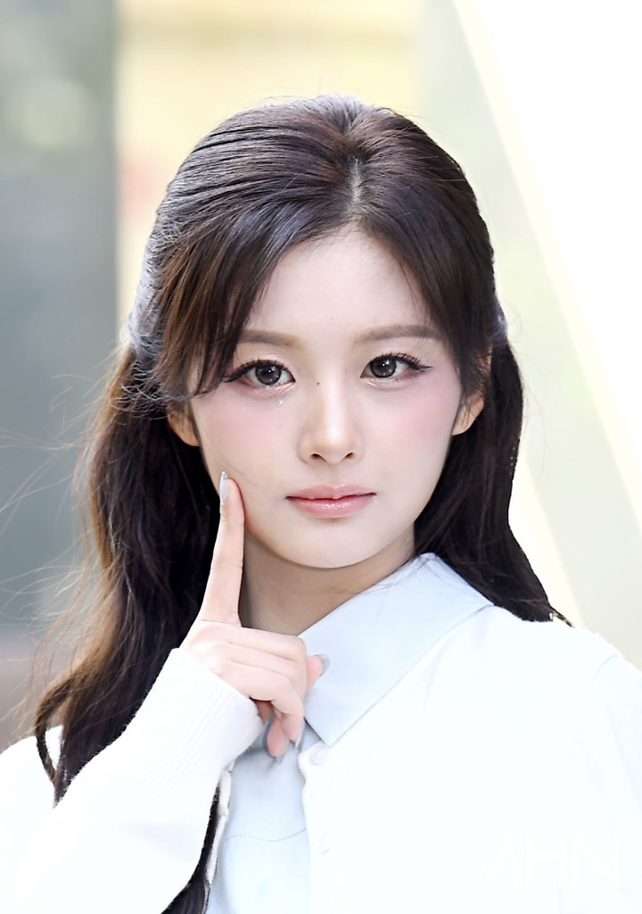 노란 수영복에 섹시한 몸매 어필하는 존예 처자