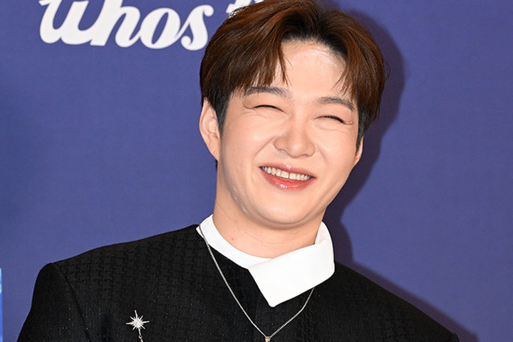 노란 수영복에 섹시한 몸매 어필하는 존예 처자