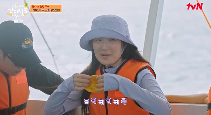 노란 수영복에 섹시한 몸매 어필하는 존예 처자