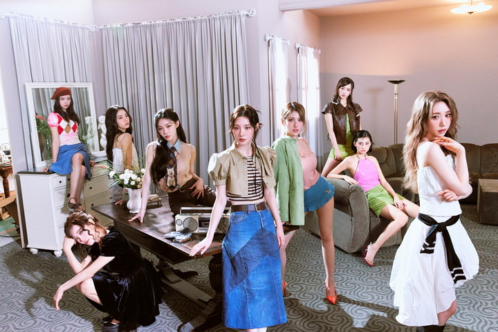 노란 수영복에 섹시한 몸매 어필하는 존예 처자