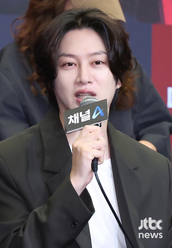 노란 수영복에 섹시한 몸매 어필하는 존예 처자