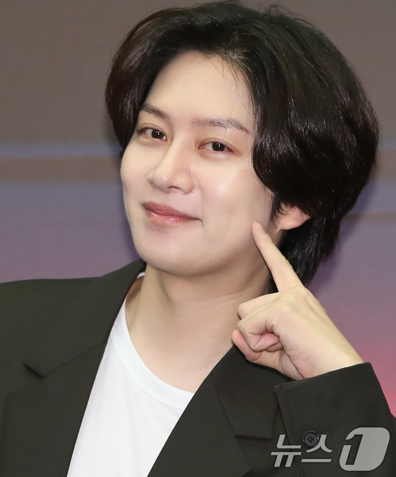 노란 수영복에 섹시한 몸매 어필하는 존예 처자