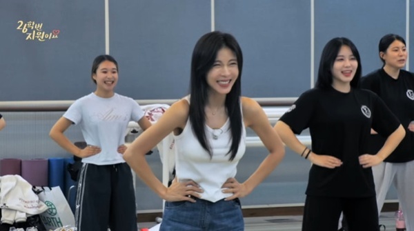 노란 수영복에 섹시한 몸매 어필하는 존예 처자