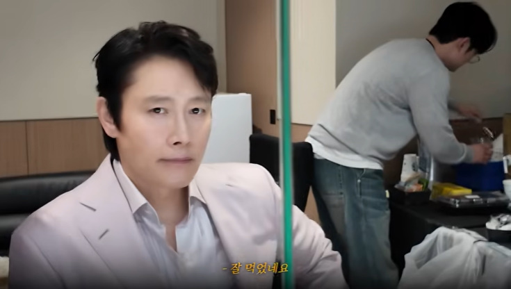 노란 수영복에 섹시한 몸매 어필하는 존예 처자