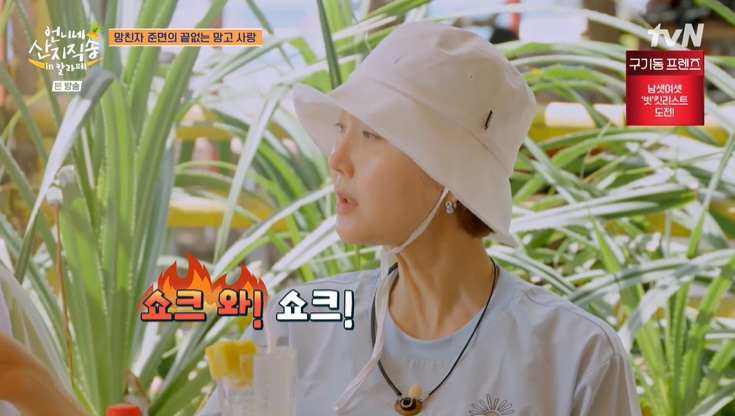 노란 수영복에 섹시한 몸매 어필하는 존예 처자