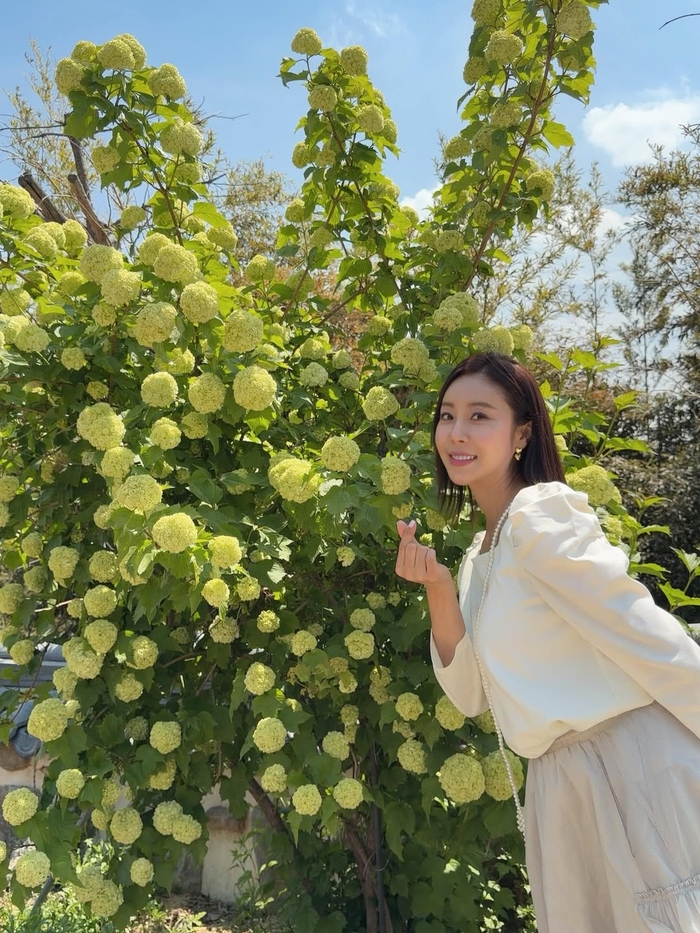 노란 수영복에 섹시한 몸매 어필하는 존예 처자