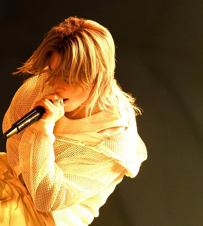 노란 수영복에 섹시한 몸매 어필하는 존예 처자