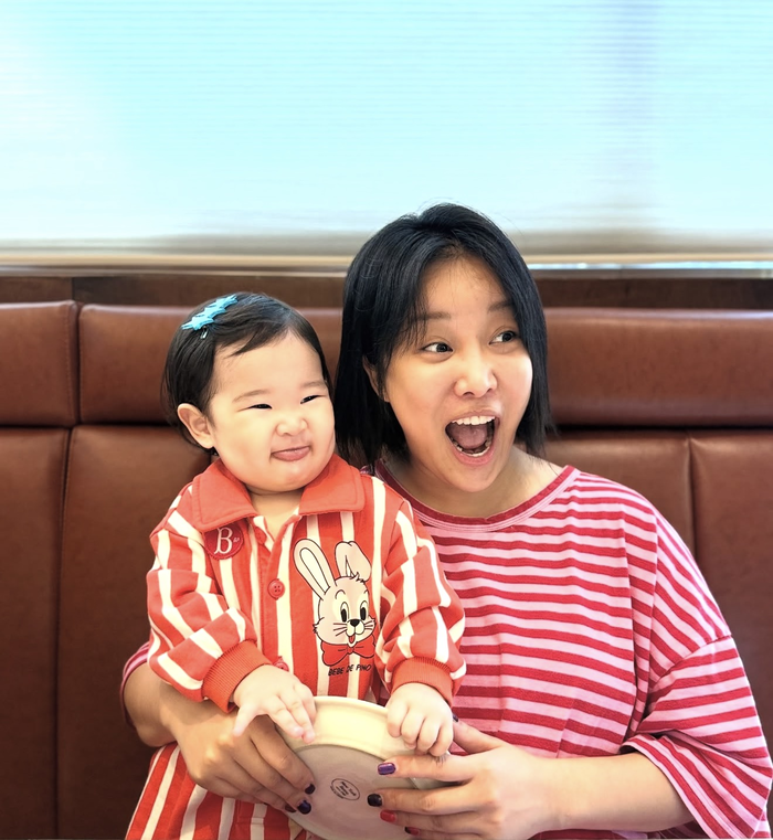 노란 수영복에 섹시한 몸매 어필하는 존예 처자