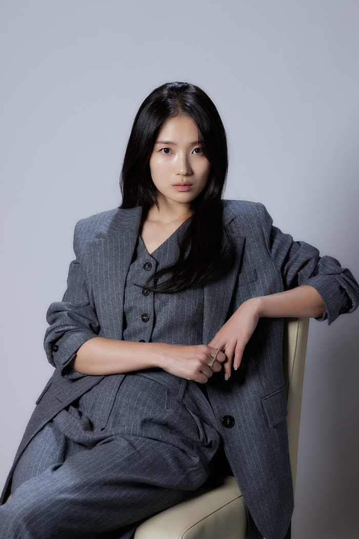 노란 수영복에 섹시한 몸매 어필하는 존예 처자