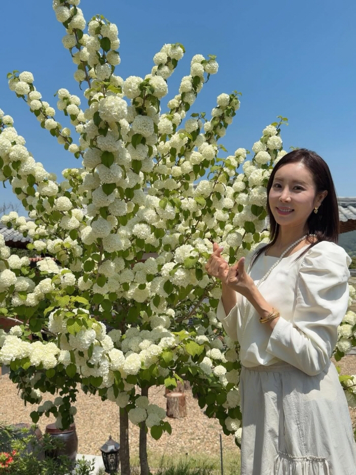 노란 수영복에 섹시한 몸매 어필하는 존예 처자