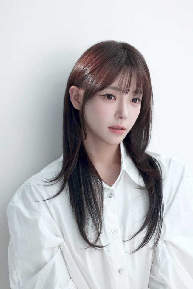 노란 수영복에 섹시한 몸매 어필하는 존예 처자