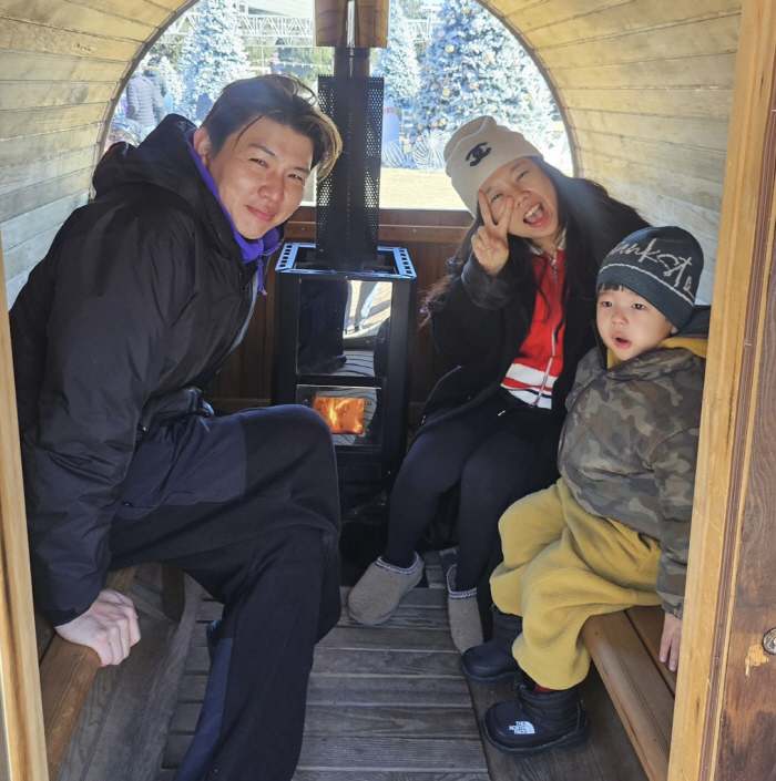 노란 수영복에 섹시한 몸매 어필하는 존예 처자