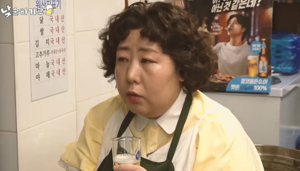 노란 수영복에 섹시한 몸매 어필하는 존예 처자