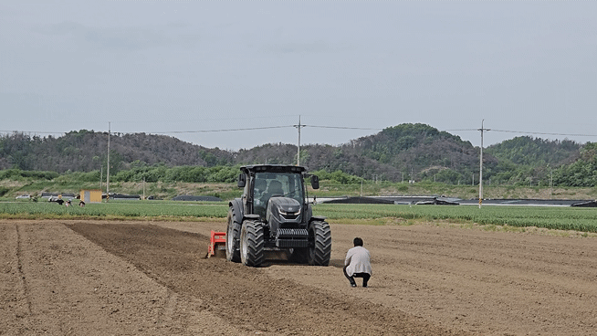 AI 트랙터 진행 방향에 사람이 앉아 있자 장애물로 감지해 작동을 멈추는 모습 (영상=지디넷코리아)