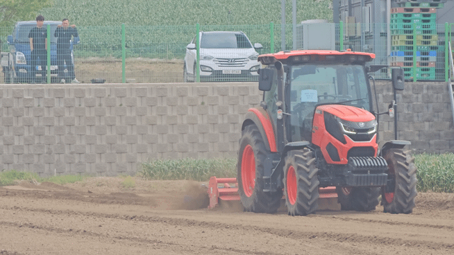 무인 자율 AI 트랙터로로 밭고랑을  내는 모습 (영상=지디넷코리아)