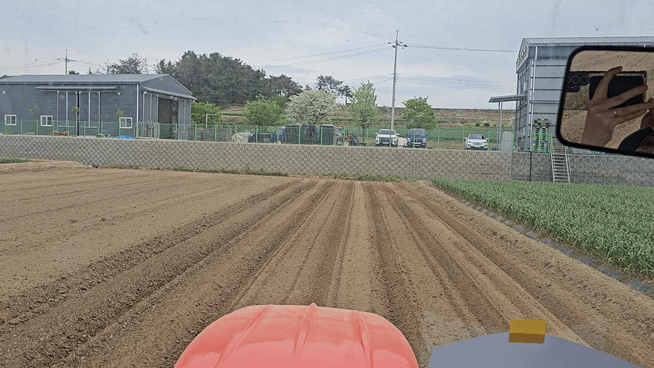 자율작업 중인 AI 트랙터 (영상=지디넷코리아)