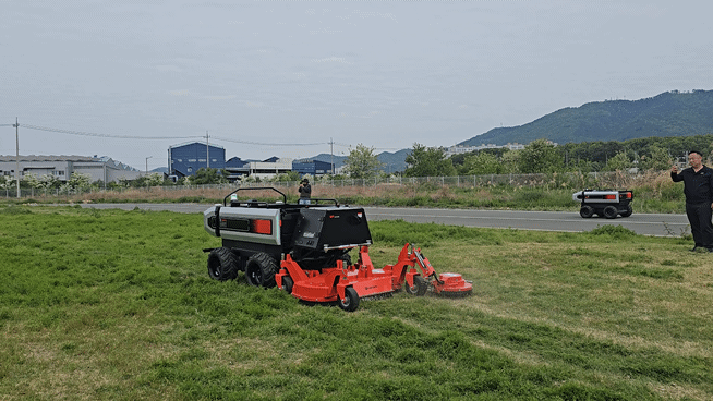 제초기를 단 운반로봇이 잡초를 제거하는 모습 (영상=지디넷코리아)