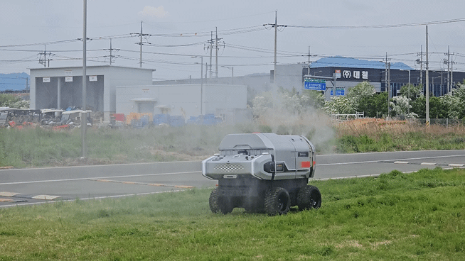 방제 운반 로봇이 약재를 살포하는 모습 (영상=지디넷코리아)