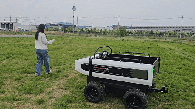 와이어로 운반로봇 방향을 조정할 수 있다. (영상=지디넷코리아)