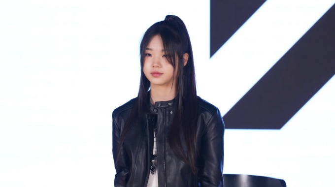 노란 수영복에 섹시한 몸매 어필하는 존예 처자