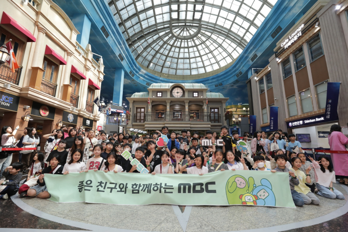 노란 수영복에 섹시한 몸매 어필하는 존예 처자