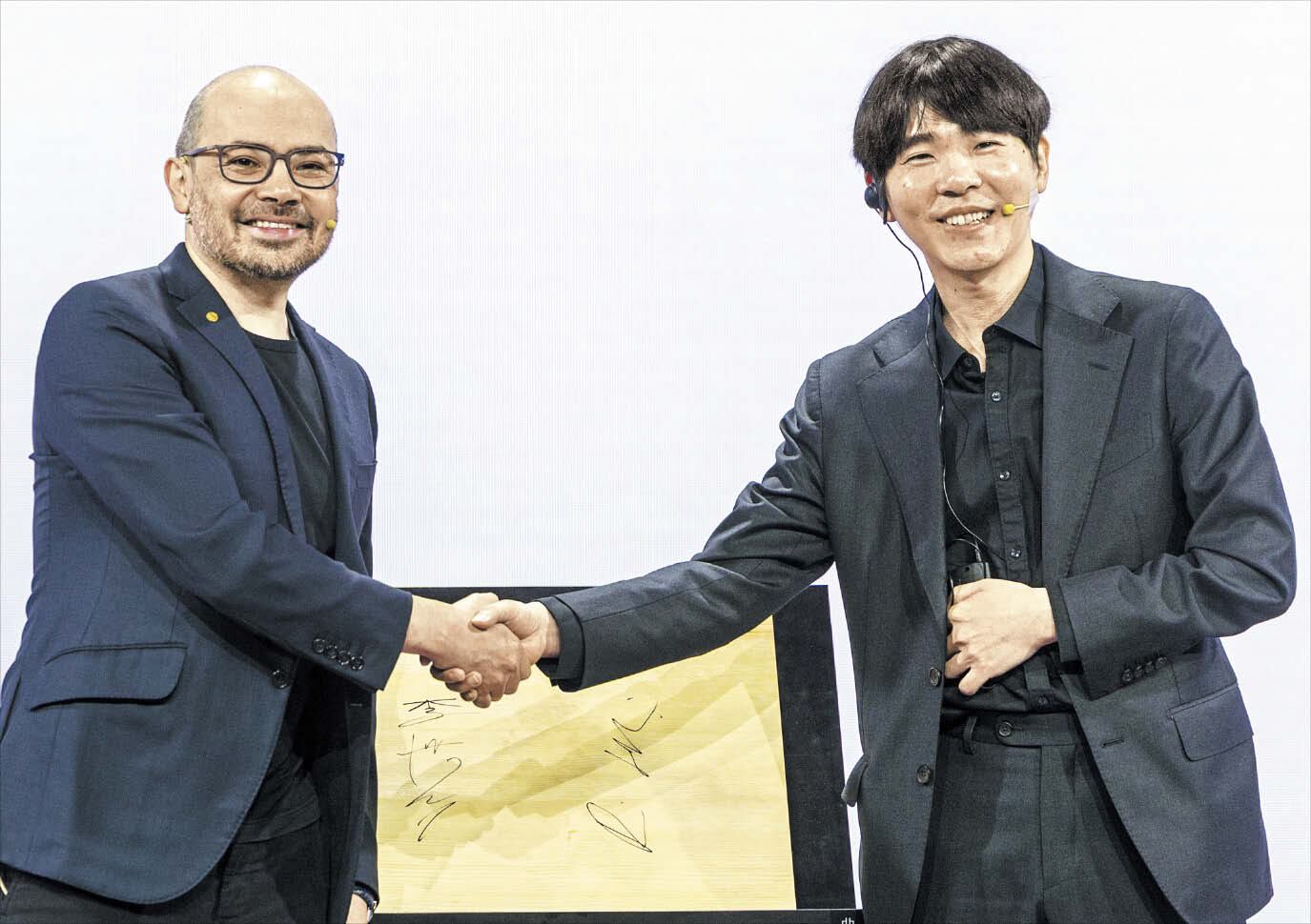 노란 수영복에 섹시한 몸매 어필하는 존예 처자