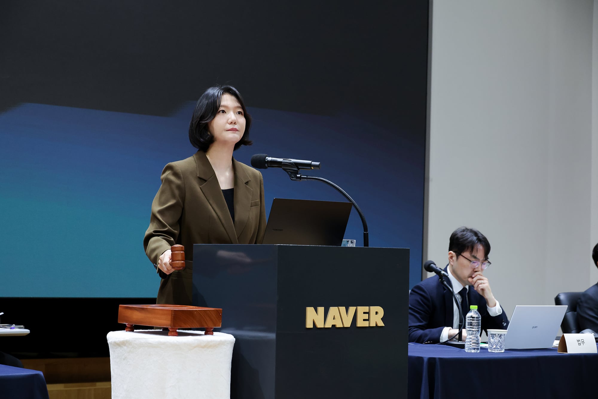 노란 수영복에 섹시한 몸매 어필하는 존예 처자