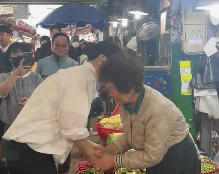 한동훈 전 국민의힘 대표가 29일 부산 북구 구포시장에서 상인과 인사를 나누고 있다. ⓒ데일리안 오수진 기자