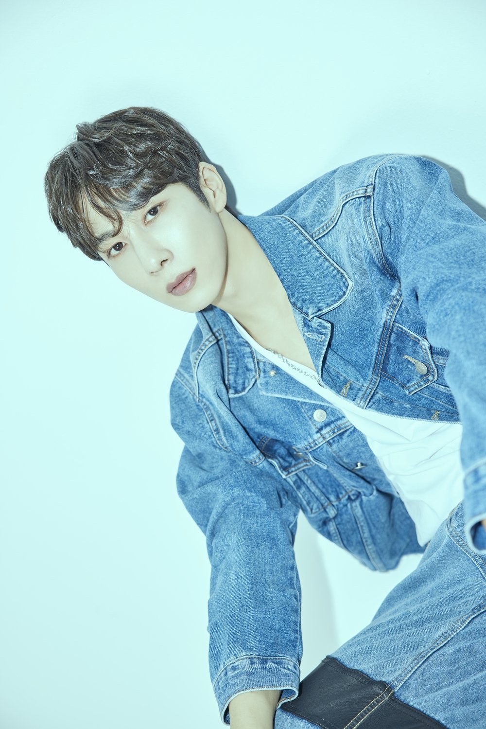 노란 수영복에 섹시한 몸매 어필하는 존예 처자