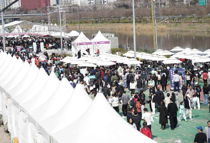 노란 수영복에 섹시한 몸매 어필하는 존예 처자