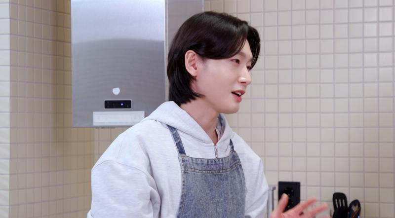 노란 수영복에 섹시한 몸매 어필하는 존예 처자