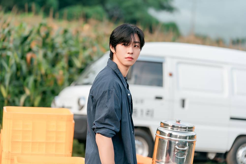 노란 수영복에 섹시한 몸매 어필하는 존예 처자