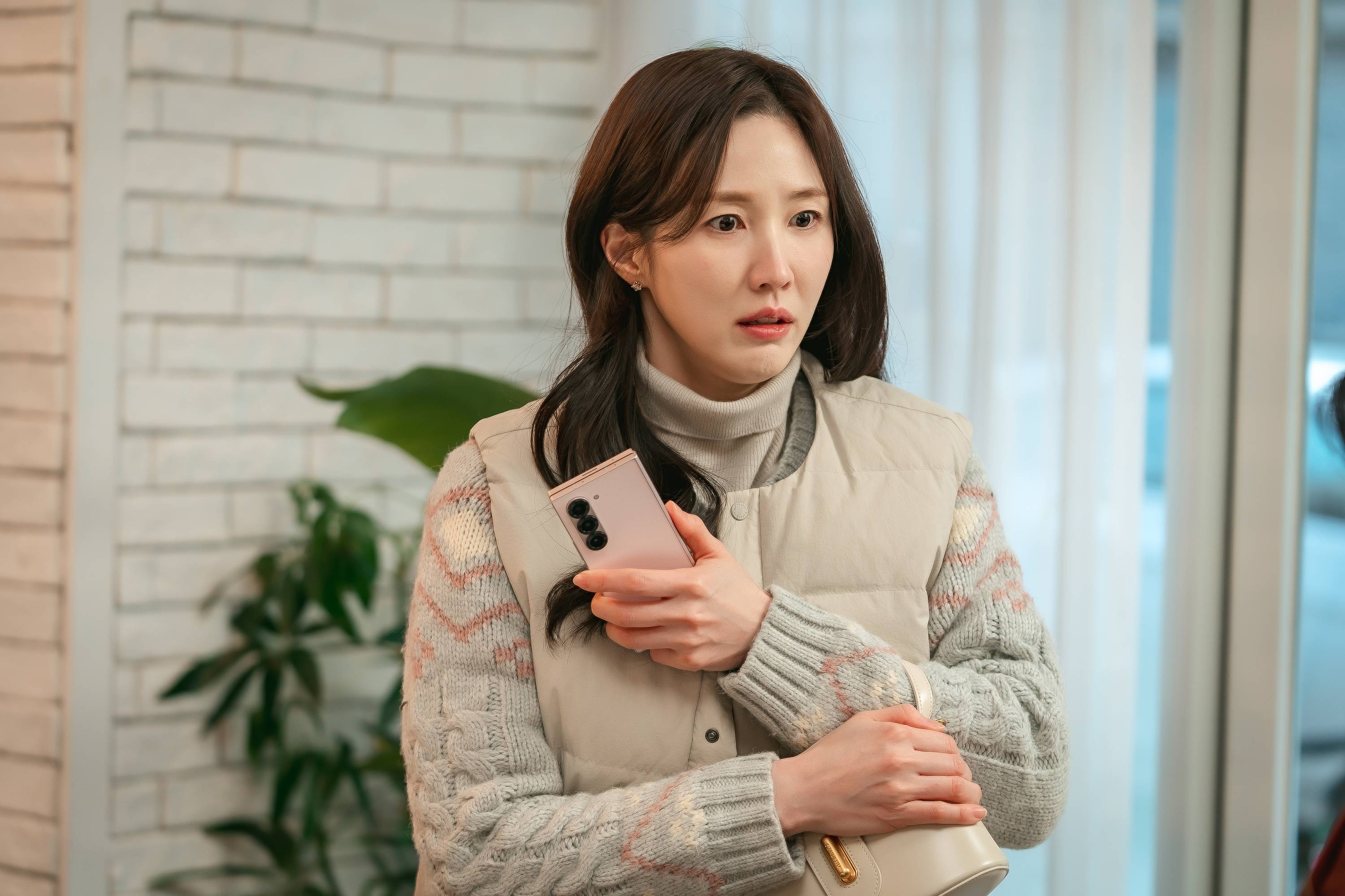 노란 수영복에 섹시한 몸매 어필하는 존예 처자