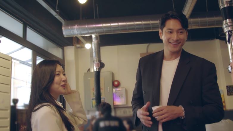 노란 수영복에 섹시한 몸매 어필하는 존예 처자