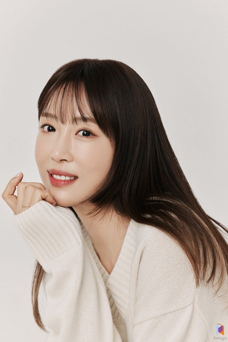 노란 수영복에 섹시한 몸매 어필하는 존예 처자