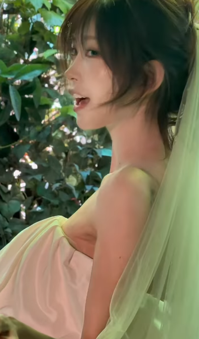 노란 수영복에 섹시한 몸매 어필하는 존예 처자