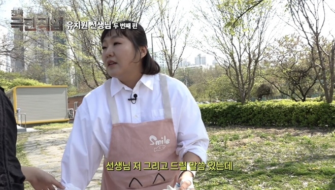 노란 수영복에 섹시한 몸매 어필하는 존예 처자
