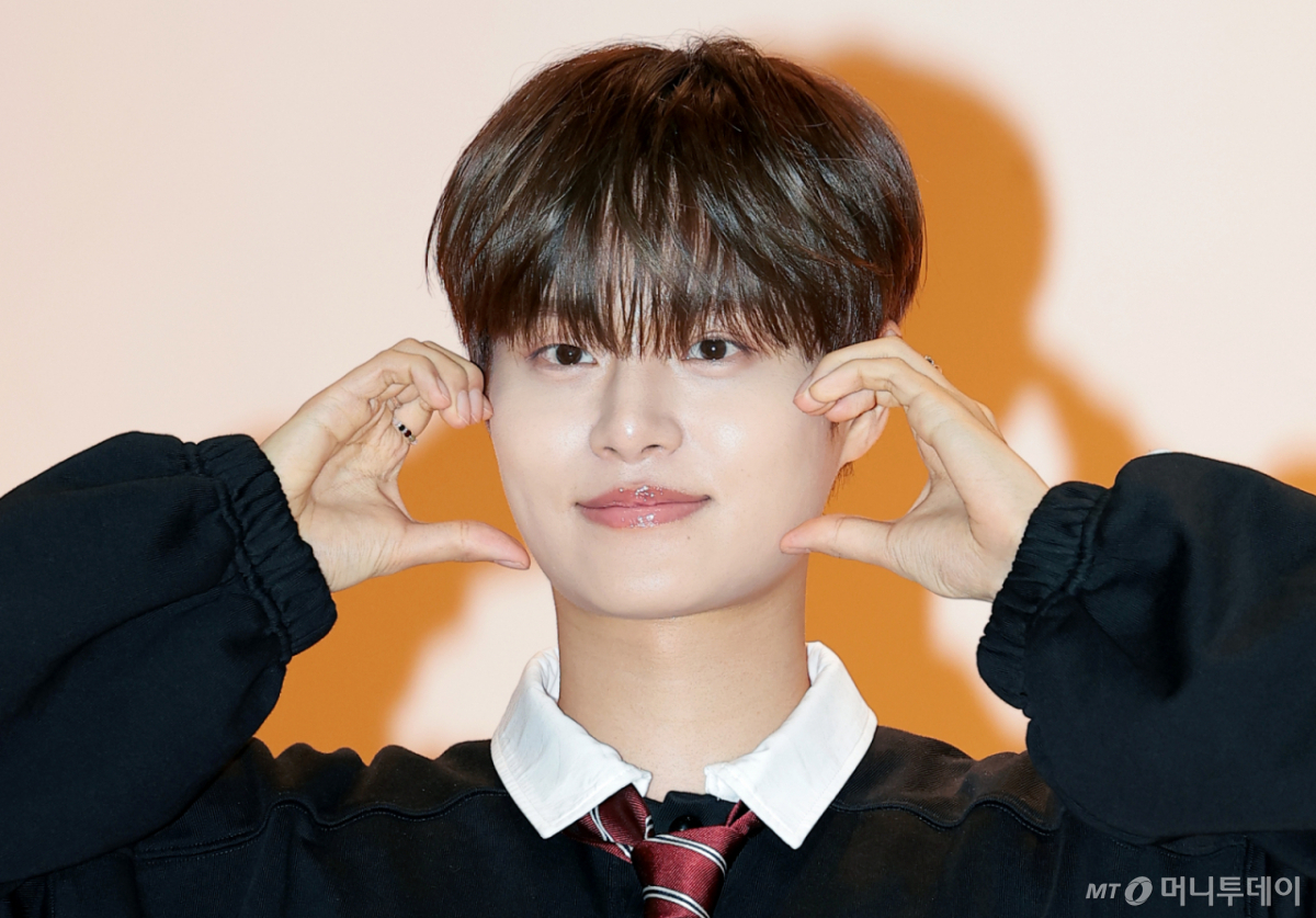 노란 수영복에 섹시한 몸매 어필하는 존예 처자