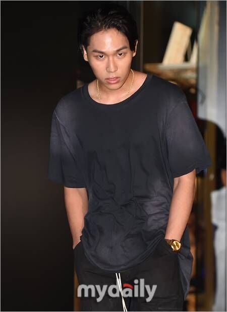 노란 수영복에 섹시한 몸매 어필하는 존예 처자