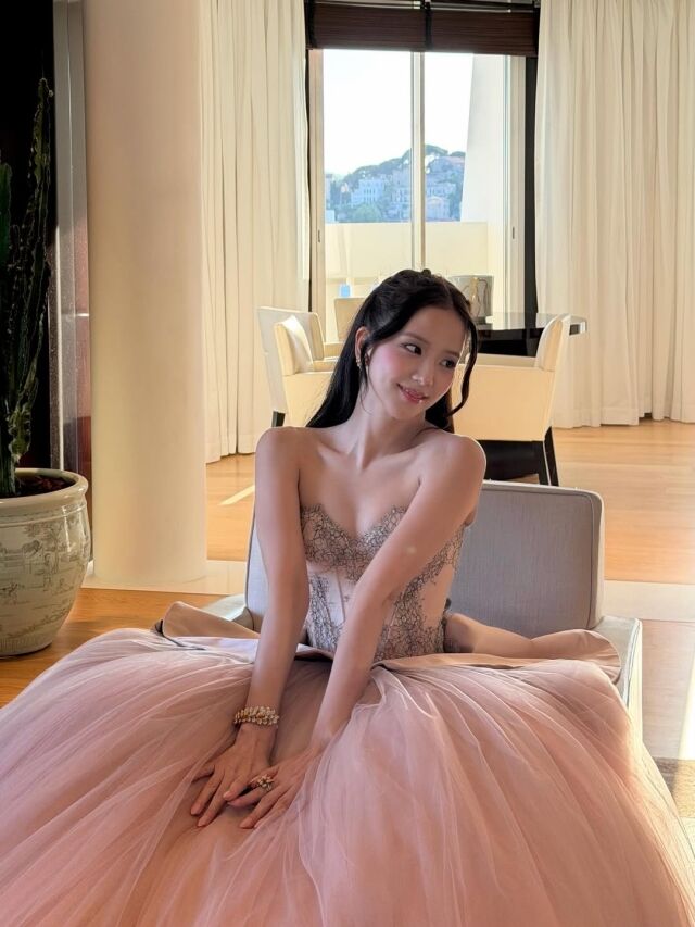 노란 수영복에 섹시한 몸매 어필하는 존예 처자