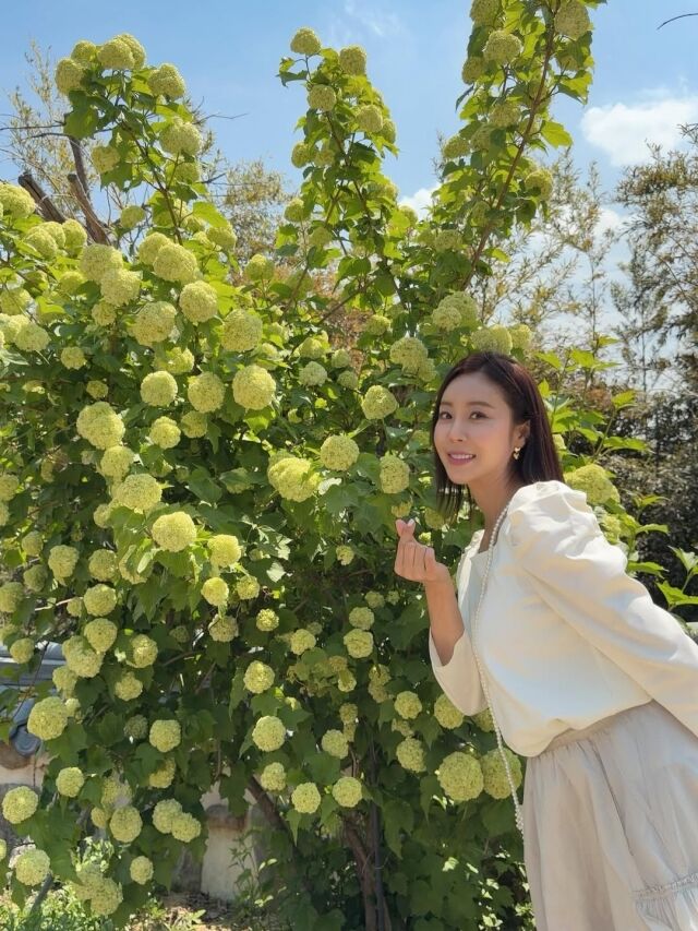 노란 수영복에 섹시한 몸매 어필하는 존예 처자
